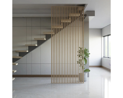 Heller Raum mit Treppe, Holzlamellenwand und Zimmerpflanze