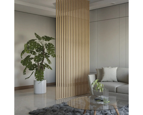 Wohnzimmer mit Raumteiler aus Holzlatten, Sofa und Zimmerpflanzen