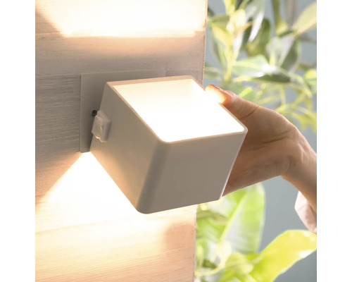 Würfelförmige Wandleuchte mit schwenkbarer Lichtquelle