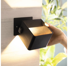 Kubische Wandleuchte zur Außenbeleuchtung