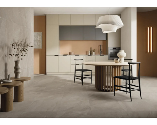 Helle Küche mit Esstisch und Stühlen in modernem Design.