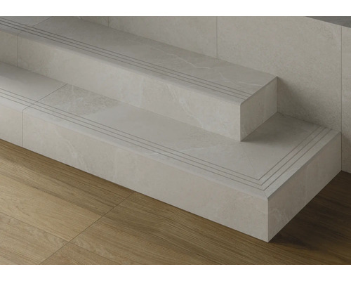 Feinsteinzeug Stufenfliese Mirava Narvik white 30x120 cm matt rektifiziert Detailansicht einer Treppe mit Fliesenstufen und Antirutschrillen.