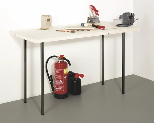 Werkbank mit Schraubstock, Werkzeugen und Feuerlöscher.