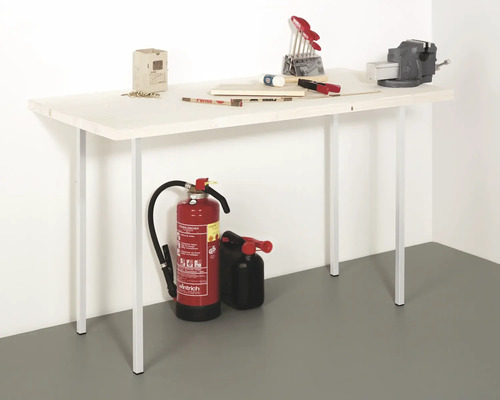 Werkbank mit Schraubstock, Werkzeug und Feuerlöscher
