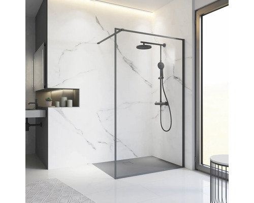 Modernes Badezimmer mit Duschkabine, Duschkopf und Marmorwand