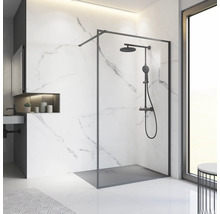 Modernes Badezimmer mit begehbarer Dusche, Marmorwand und stilvoller Einrichtung