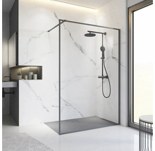 Helles Badezimmer mit begehbarer Dusche, Duscharmatur und Marmorwand