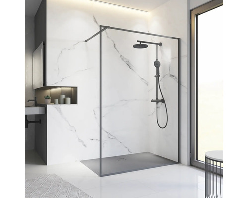 Helles Badezimmer mit begehbarer Dusche, Duscharmatur und Marmorwand