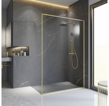 Modernes Badezimmer mit begehbarer Dusche, Armaturen und Marmorwänden.