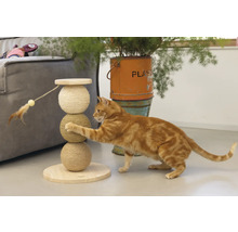 Katze spielt mit Kratzbaum aus Holz und Sisal