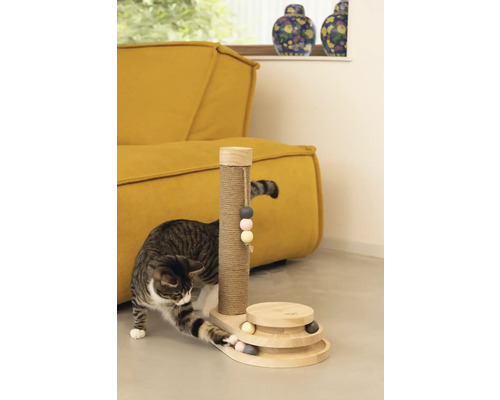 Katze kratzt an einem Kratzbaum aus Sisal und Holz