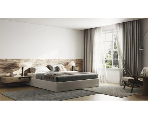 Schlafzimmer mit Doppelbett, Nachttischen und Fenstern mit Vorhängen