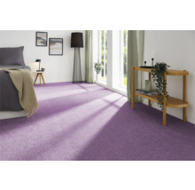 Helles Zimmer mit Bett, Lampe und Holzregal auf lila Teppichboden