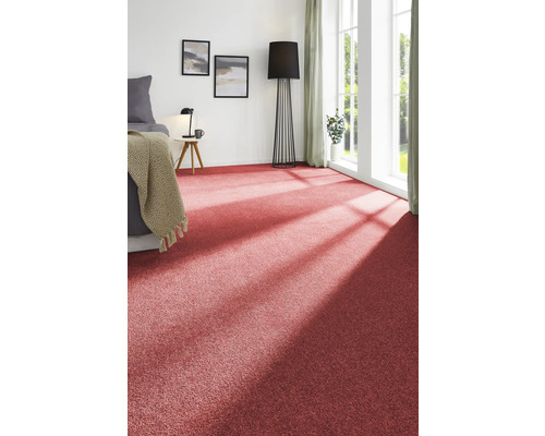 Ein Schlafzimmer mit Teppichboden, Bett, Stehlampe und Fenstern.