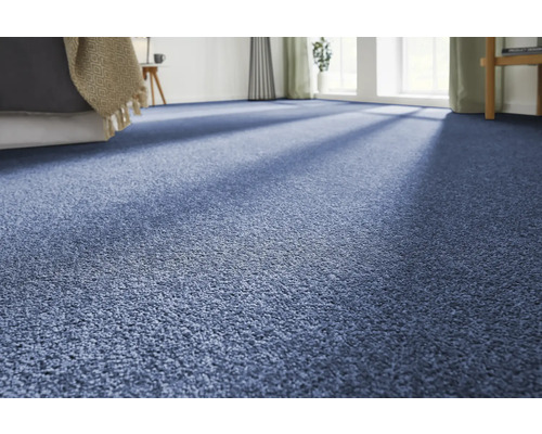 Blauer Teppichboden im Schlafzimmer