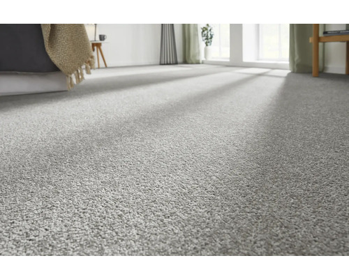 Grauer Teppichboden in einem hellen Schlafzimmer