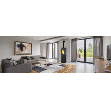 Wohnzimmer mit Sofa, Sessel, Kaminofen und Kunstdruck