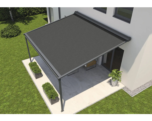 Terrassenüberdachung mit Sonnenschutz an einem Haus.