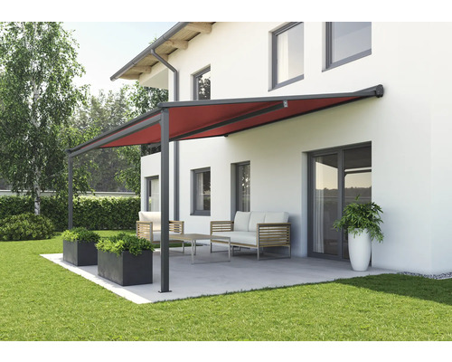 Terrasse mit Markise, Gartenmöbeln und Bepflanzung