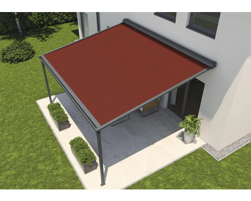 Terrassenüberdachung mit textilem Sonnenschutz im Garten