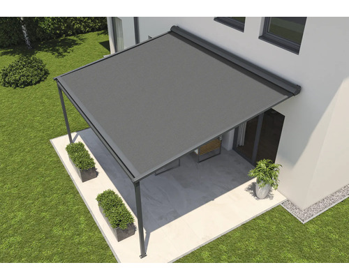 Terrassenüberdachung mit ausfahrbarem Sonnenschutz an einem Wohnhaus