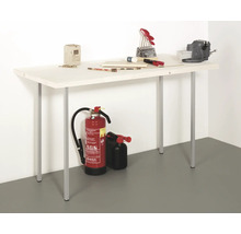 Werkbank mit Werkzeugen und Feuerlöscher
