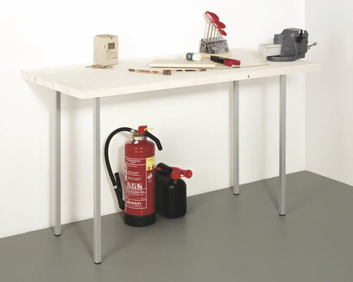 Werkbank mit Werkzeugen und Feuerlöscher