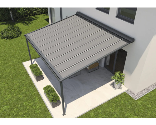 Terrassenüberdachung mit Streifenmuster und Gartenmöbeln im Außenbereich