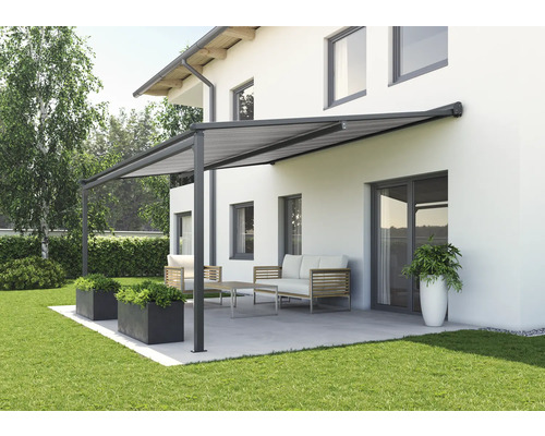 Terrasse mit Terrassenüberdachung, Gartenmöbeln und Pflanzen