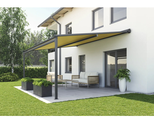 Terrasse mit Pergola, Gartenmöbeln und Pflanzkästen vor einem Haus