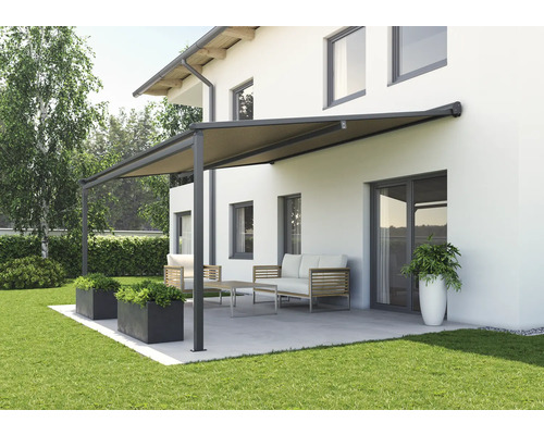 Terrasse mit Markise, Gartenmöbeln und Pflanzkübeln