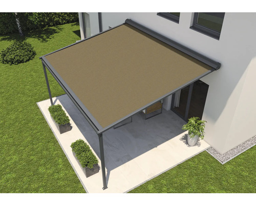 Pergola mit Sonnenschutz vor einem Haus