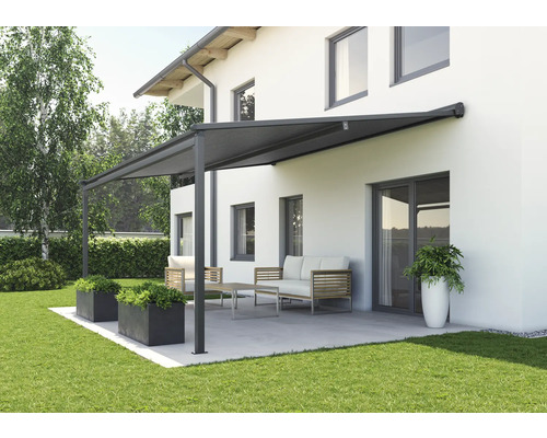 Terrasse mit Markise, Gartenmöbeln und Bepflanzung vor Hausfassade