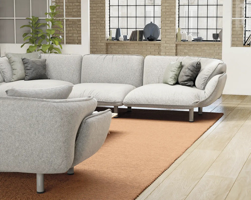 Helles Wohnzimmer mit großer Couch, Sessel und Teppich