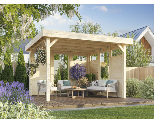 Holzpavillon mit Gartenmöbeln auf einer Holzterrasse im Garten.