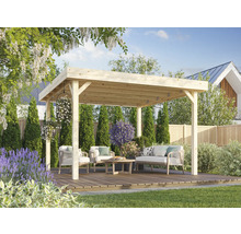 Holzterrasse mit Pavillon und Gartenmöbeln in einem grünen Garten
