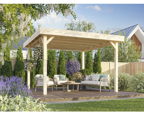 Holzterrasse mit Pavillon und Gartenmöbeln in einem grünen Garten