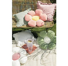 Szene mit verschiedenen Kissen auf einer Bank und einem Tuch