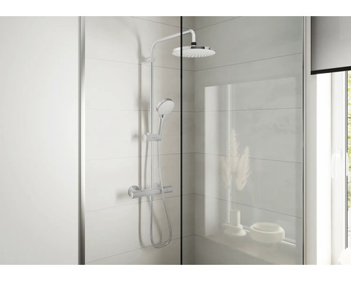 Dusche mit Kopfbrause und Handbrause in einem modernen Badezimmer.