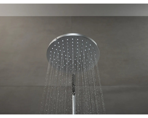 Regendusche mit Wasserstrahl