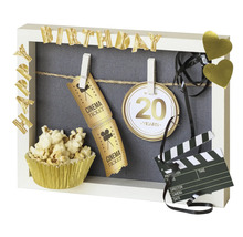 Dekorativer Bilderrahmen mit den Worten Happy Birthday, Filmrequisiten, Kinokarten und Popcorn
