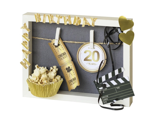 Dekorativer Bilderrahmen mit den Worten Happy Birthday, Filmrequisiten, Kinokarten und Popcorn