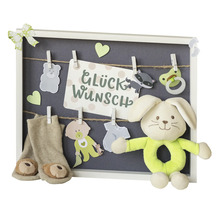 Dekoratives Geschenk zur Geburt mit Stofftieren und Accessoires in einem Bilderrahmen