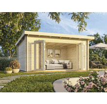 Holzgartenhaus mit geöffneten Doppeltüren und Gartenmöbeln im Hintergrund