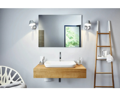 Modernes Badezimmer mit Waschtisch, Spiegel und Handtuchleiter