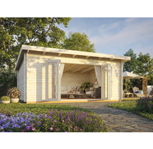 Garten mit Holzgartenhaus, geöffneten Türen und Gartenmöbeln