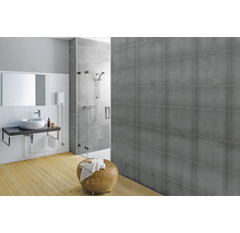 Badezimmer mit Dusche, Waschtisch und grauen Fliesen
