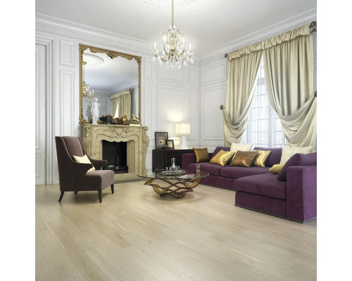 Wohnzimmer mit Kamin, Spiegel, Sofa, Sessel, Vorhängen und Kronleuchter