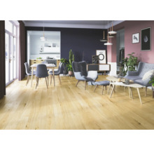 Wohnzimmer mit Holzboden, Esstisch und Sitzmöbeln.