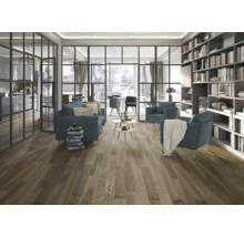 Heller Wohnraum mit Holzfußboden, Sofa und Bücherregal